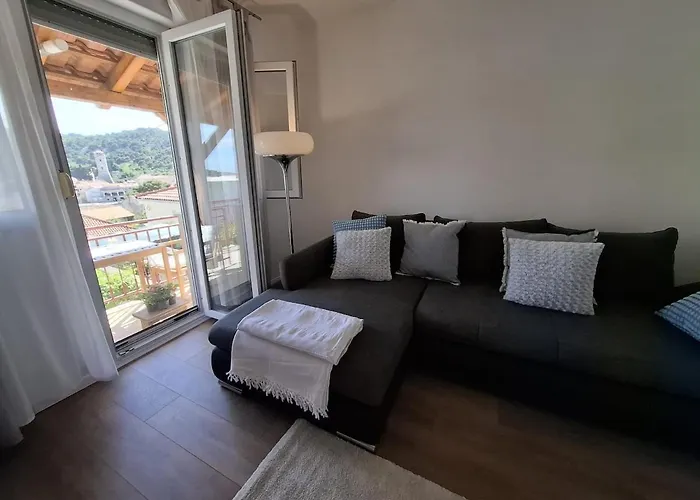 Vikendica U Danice - *